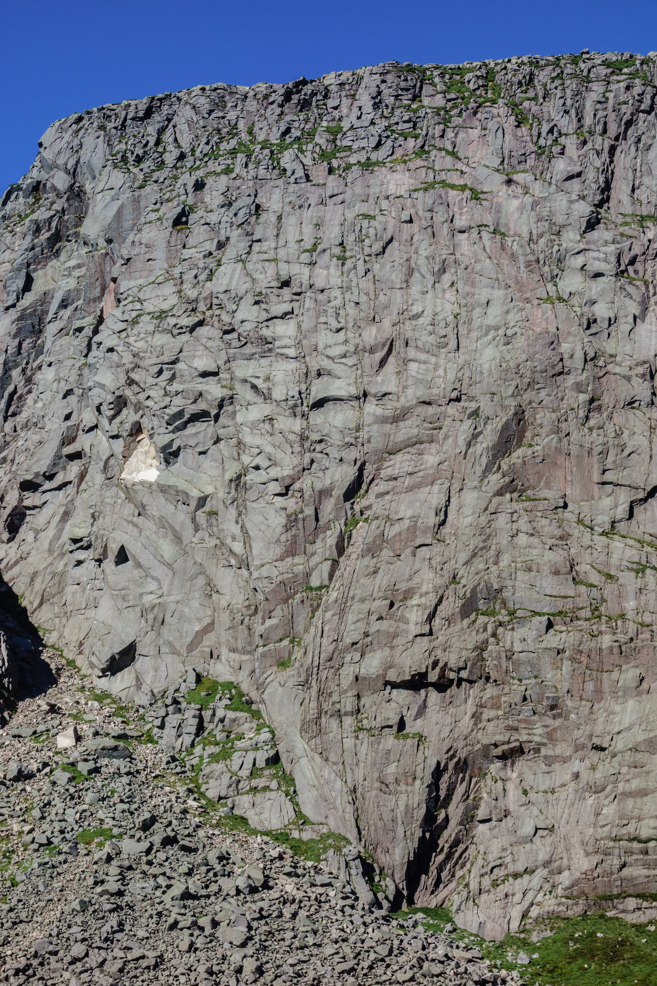The 200 m high Central Gully Wall with the infamous roof of King Rat on the lower right had side