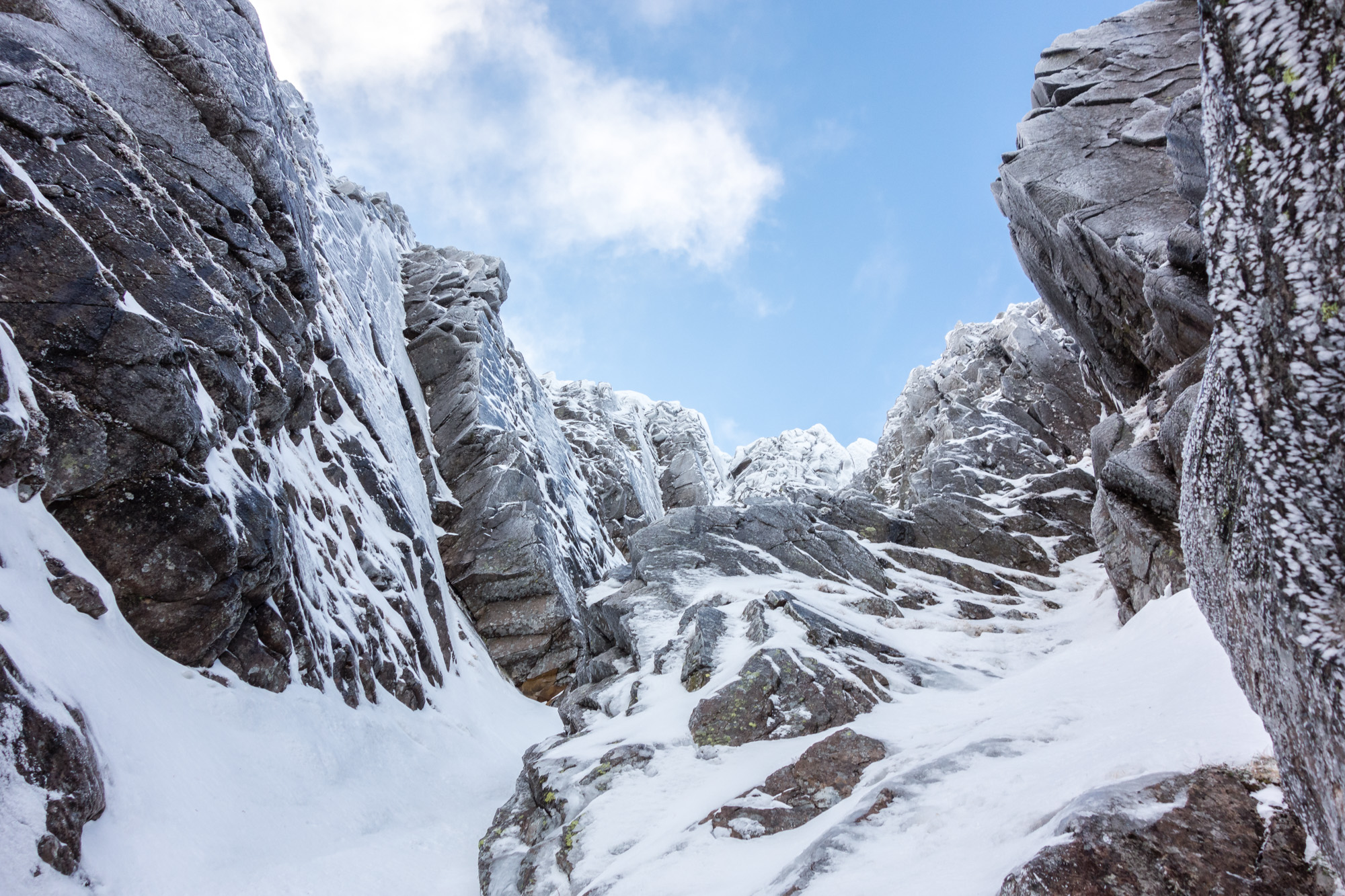 The upper part of the gully felt far more wintery, but unfortunately marked the transition between neve and loose snow conditions